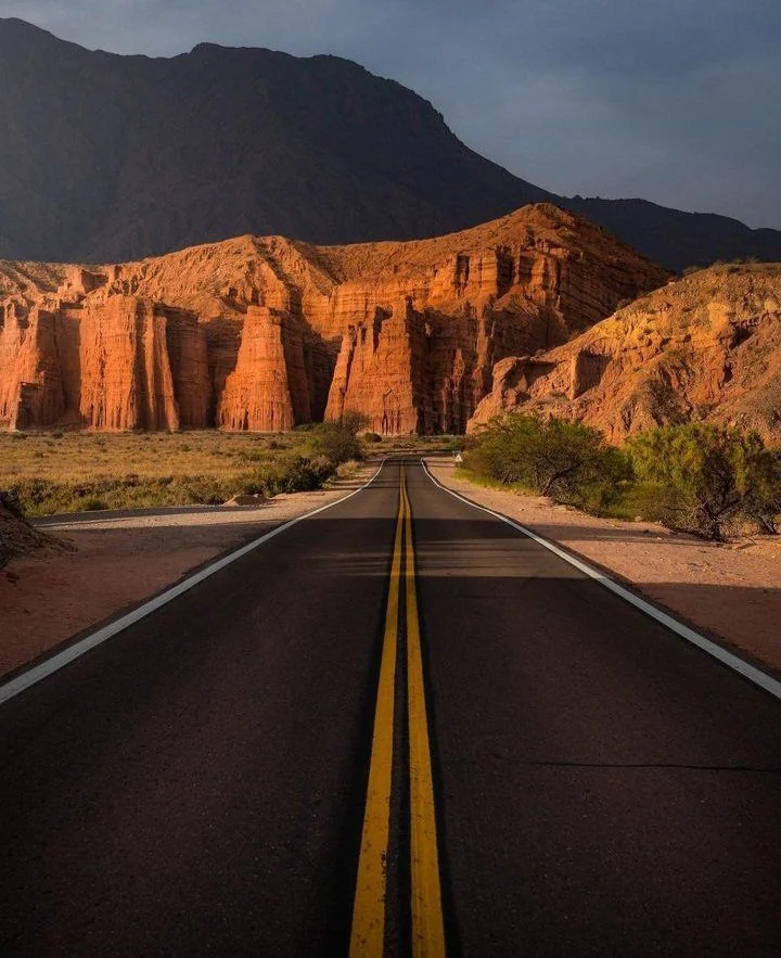 Una ruta vacía entre cerros rojos en la Quebrada de Humahuaca