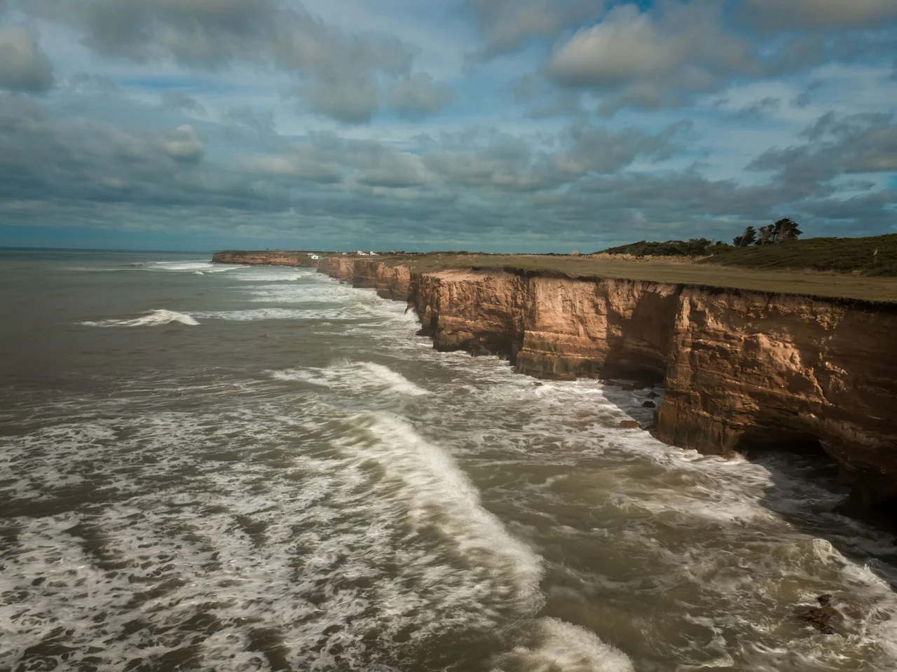 Acantilados y mar en la costa atlántica